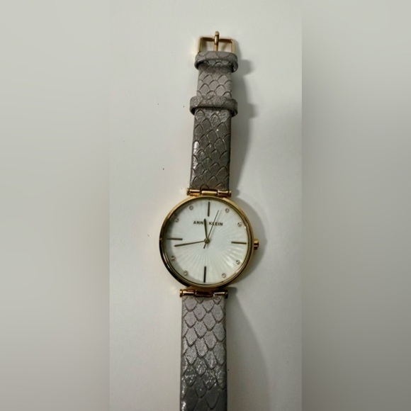 ANNE KLEIN AK GOLD TONE CRYSTAL LIGHT GREY GENUINE LEATHER BRACELET WATCH - Picture 6 of 9